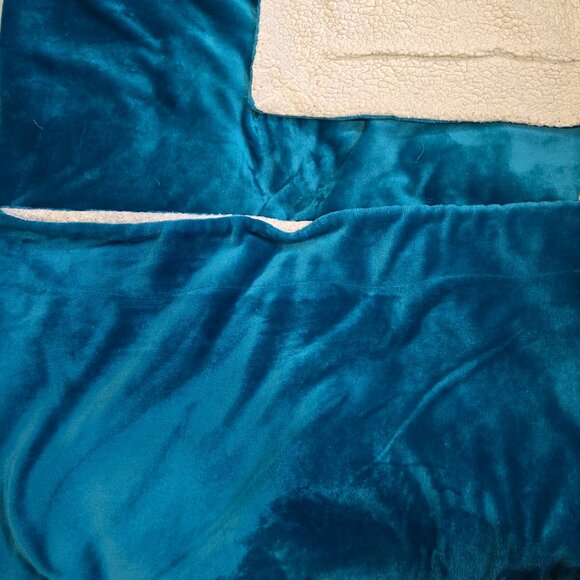 Cozy Teal Blue & White Sherpa Reversible Throw Blanket Good Condition - Picture 2 of 3